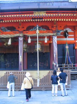 1049160053-279-Bell-at-Yasaka-jinja.jpg