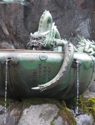 990182005-128-Dragon-on-Fountain.jpg
