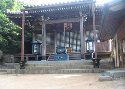 1258614908-437-Temple-at-the-top-of-Misen3.jpg
