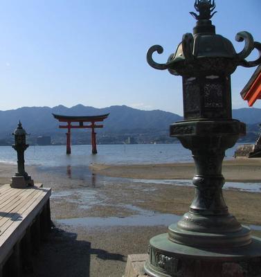 573721890-332-Lanterns-and-Torii.jpg